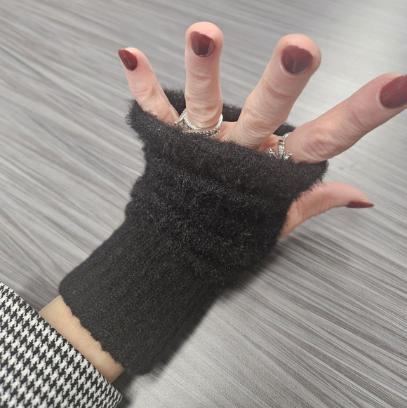 NEW Black Fuzzy Fingerless Handwarmer Gloves - Picture 4 of 6